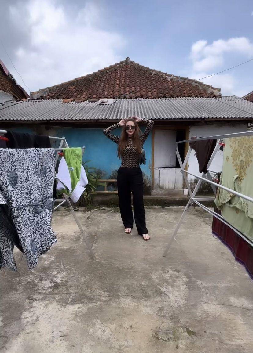 potret Aura Kasih datang ke kampung warga (Instagram.com/aurakasih)