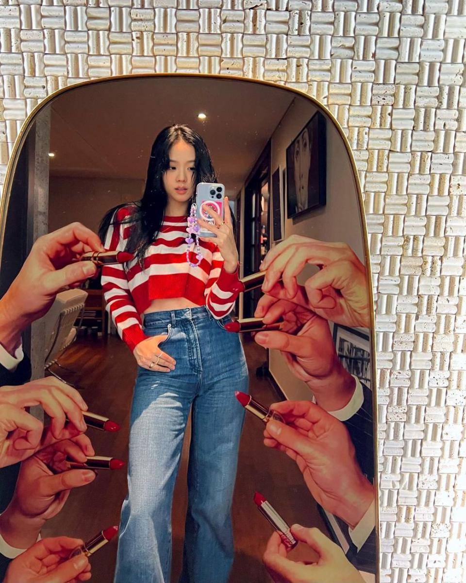 ide mix and match stripes outfit ala Jisoo BLACKPINK (instagram.com/sooyaaa__)