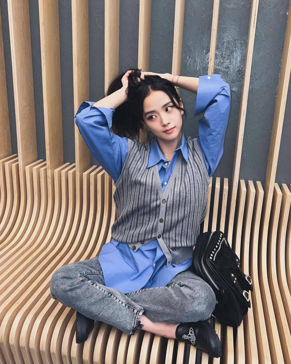 ide mix and match stripes outfit ala Jisoo BLACKPINK (instagram.com/sooyaaa__)