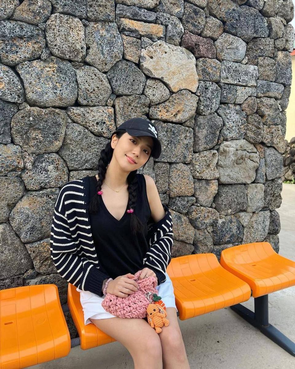 ide mix and match stripes outfit ala Jisoo BLACKPINK (instagram.com/sooyaaa__)
