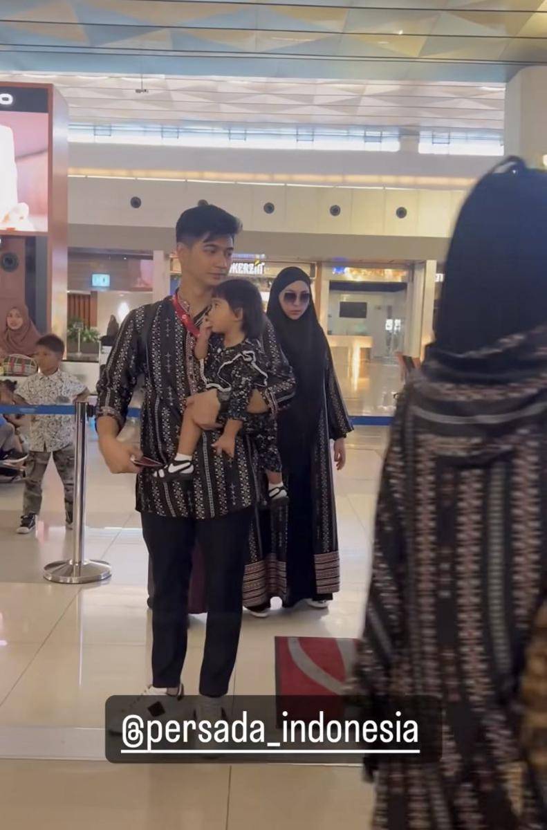 potret umrah Ria Ricis dan Teuku Ryan (Instagram.com/oryvitrio)