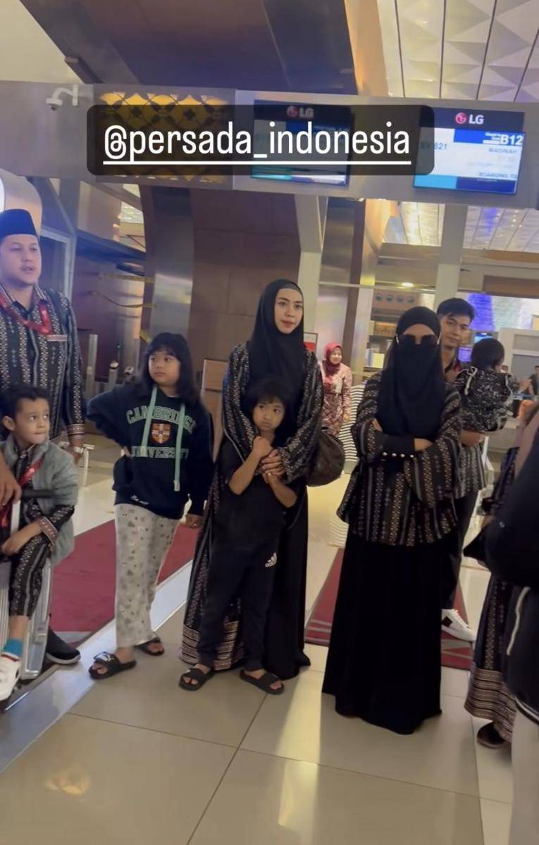 potret umrah Ria Ricis dan Teuku Ryan (Instagram.com/oryvitrio)