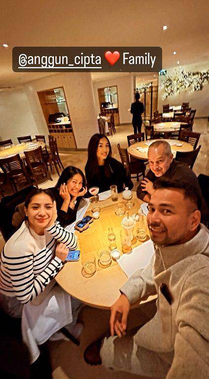 potret keluarga Raffi Ahmad bertemu dengan keluarga Anggun di London (instagram.com/raffinagita1717)