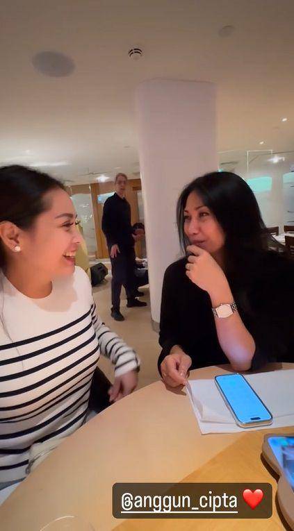 potret keluarga Raffi Ahmad bertemu dengan keluarga Anggun di London (instagram.com/raffinagita1717)