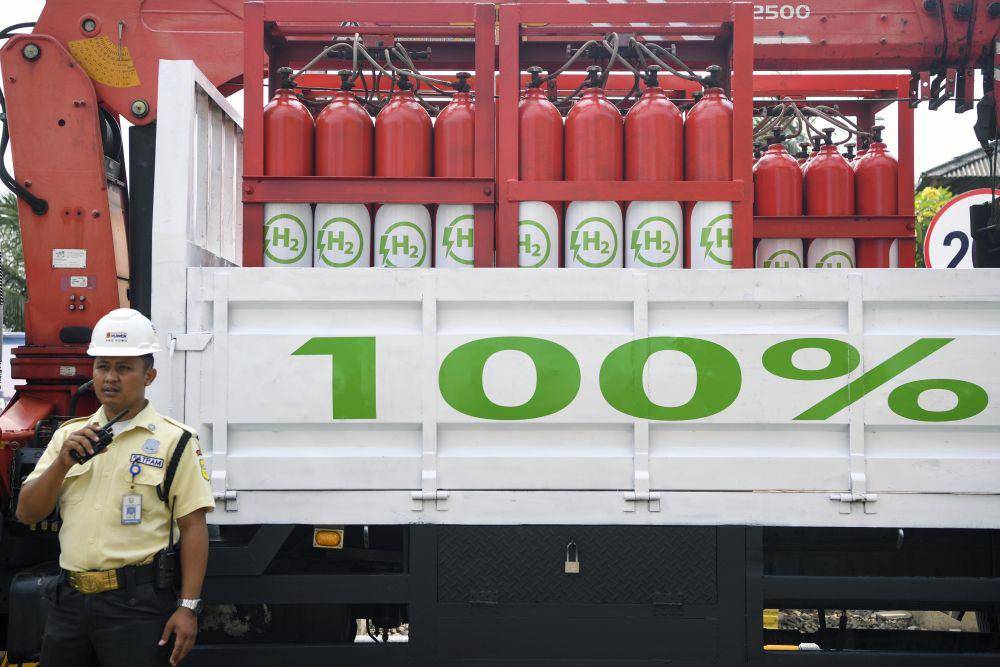 Petugas keamanan berjaga di samping truk yang mengangkut tabung berisikan hidrogen di Pembangkit Listrik Tenaga Gas Uap (PLTGU) Tanjung Priok, Jakarta Utara, Senin (20/11/2023). (ANTARA FOTO/M Risyal Hidayat)