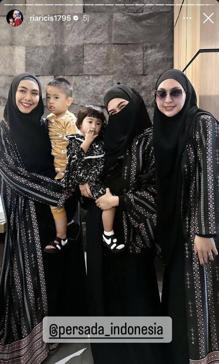 potret umrah Ria Ricis dan Teuku Ryan (Instagram.com/riaricis1795)