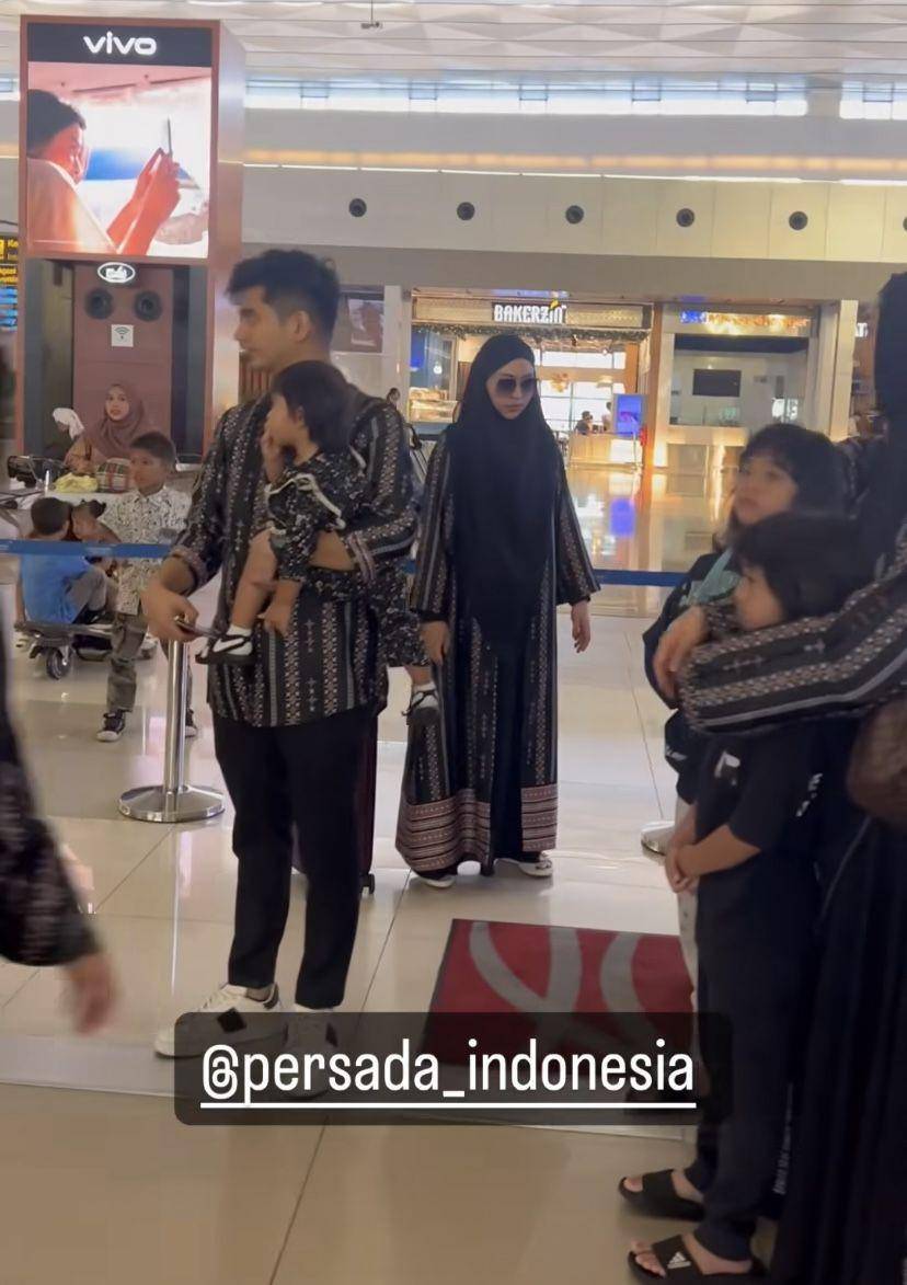 potret umrah Ria Ricis dan Teuku Ryan (Instagram.com/oryvitrio)