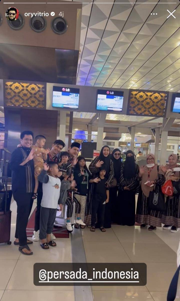 potret umrah Ria Ricis dan Teuku Ryan (Instagram.com/oryvitrio)