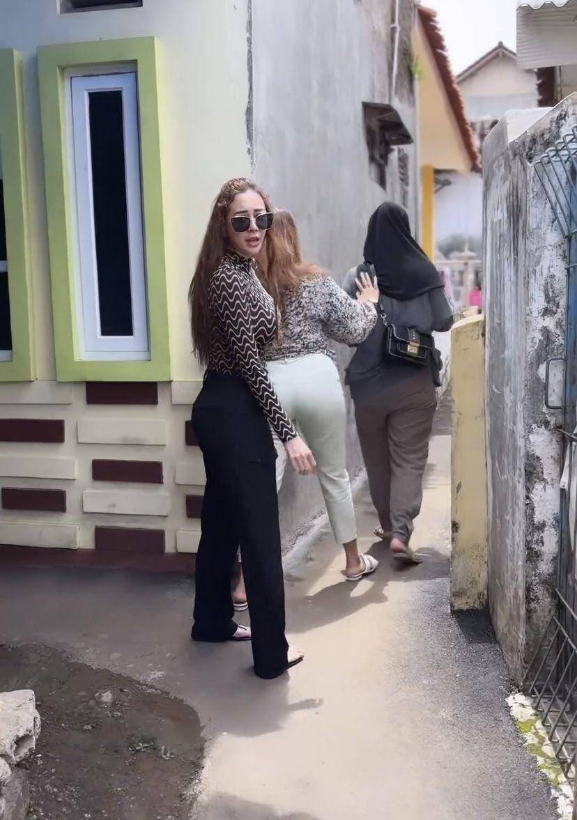 potret Aura Kasih datang ke kampung warga (Instagram.com/aurakasih)