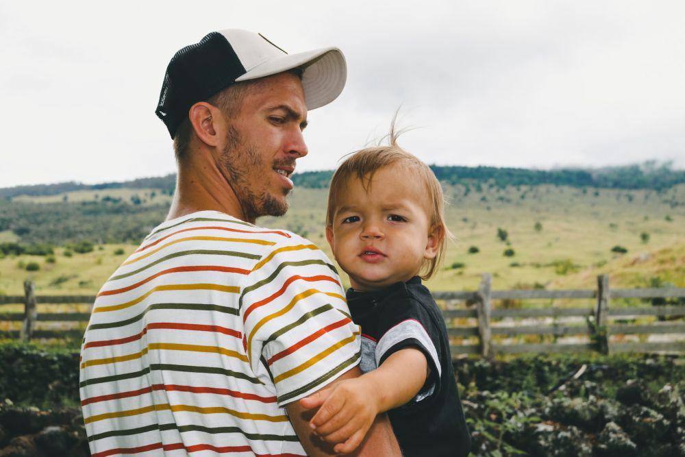 ilustrasi seorang ayah dan anaknya (unsplash.com/Derek Owens)