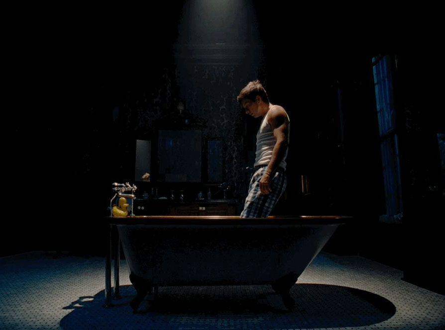 Adegan bathtub yang kontroversial di film Saltburn (dok. Warner Bros/Saltburn)