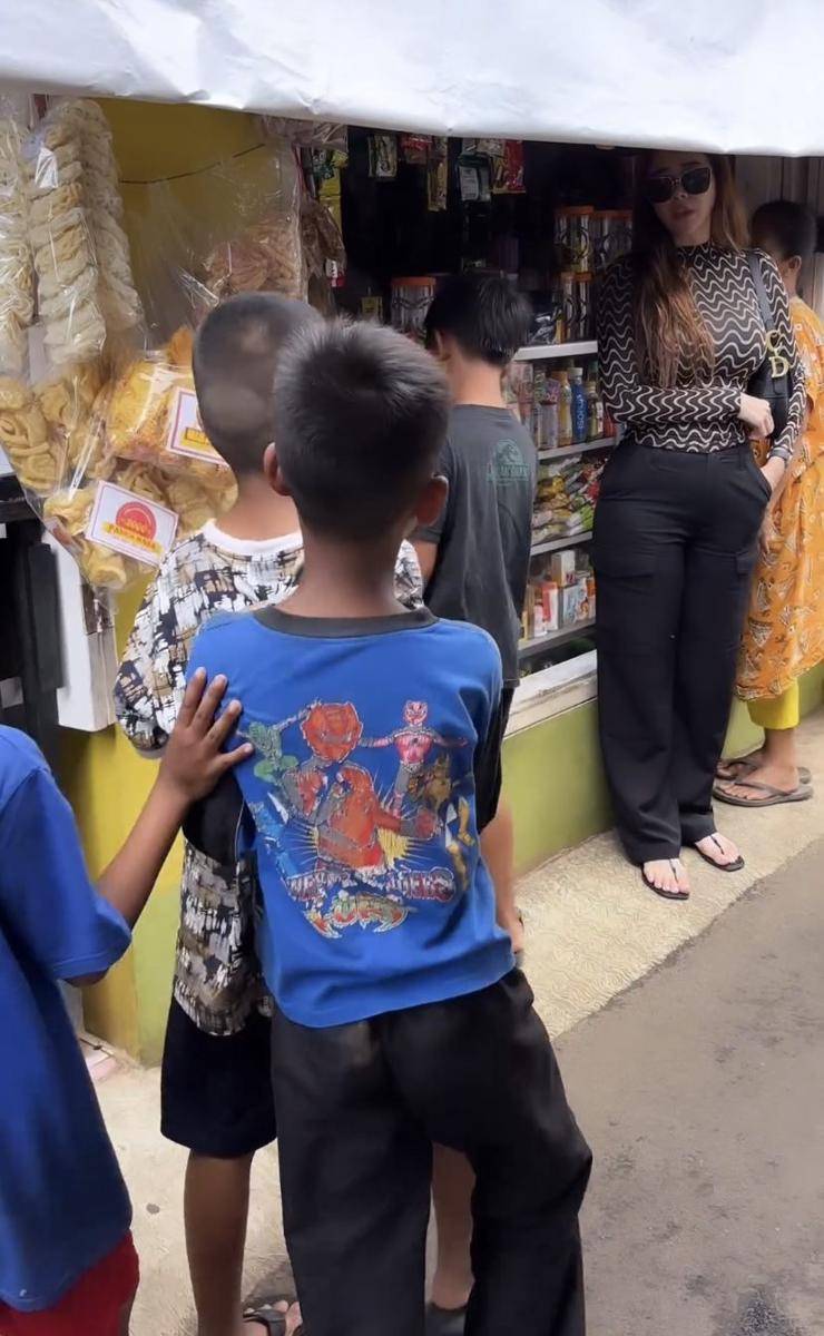 potret Aura Kasih datang ke kampung warga (Instagram.com/aurakasih)