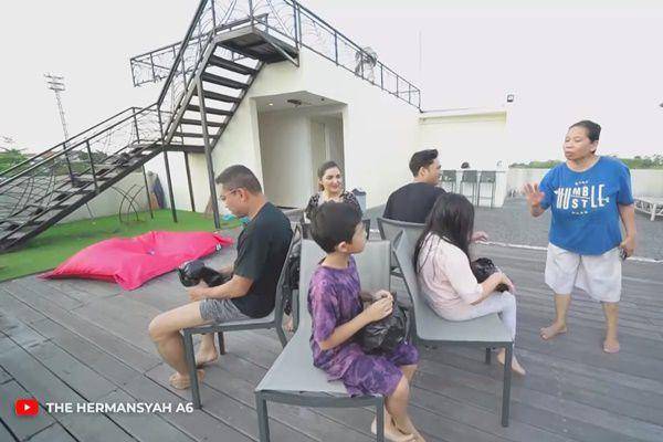 tradisi tukar kado Ashanty (YouTube.com/the hermansyah a6)