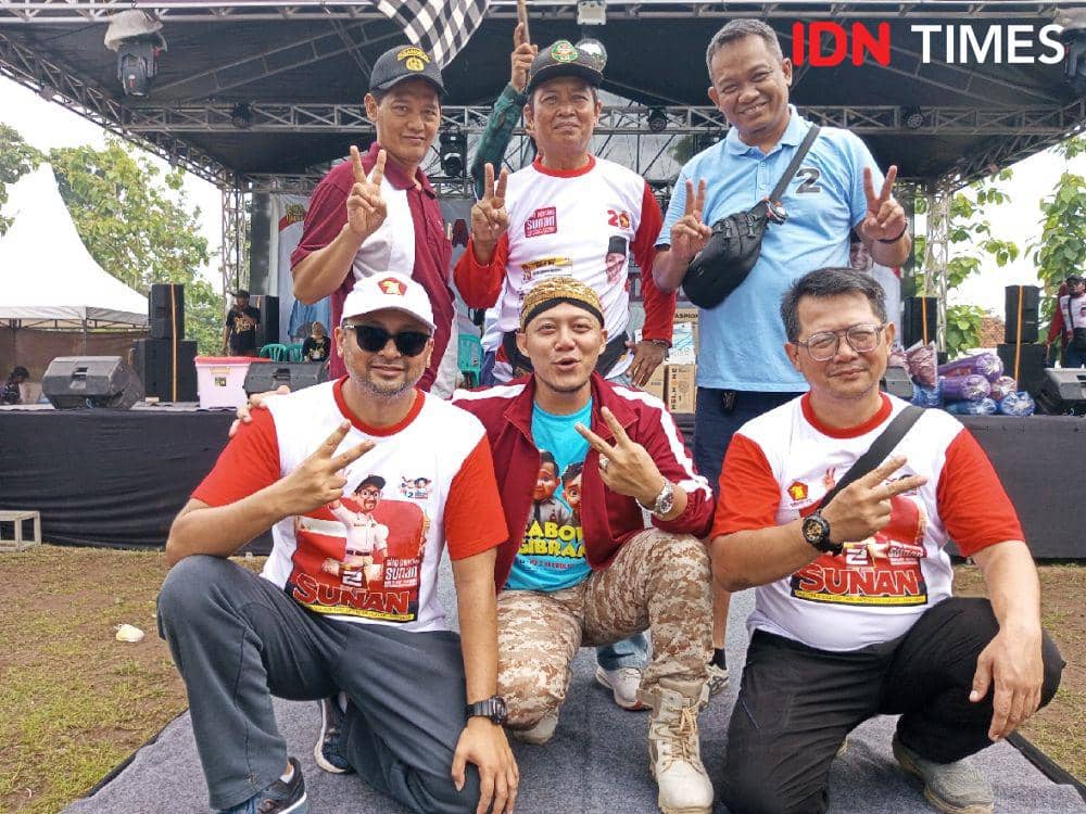 Ahmad Abdulloh (berjaket) bersama Mohamad Sunan Arief (berkacamata hitam).(IDN Times/Cokie Sutrisno).