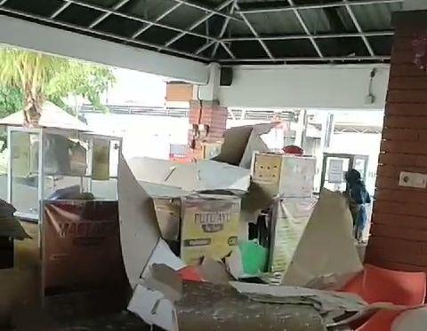 Plafon Sleko Food Court Madiun Ambrol, Timpa Tempat Jualan Warga