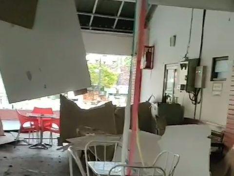 Tangkapan layar vidio warga plafon Sleko Food Court ambrol. IDN Times/ Istimewa