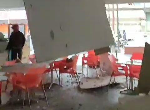 Tangkapan layar vidio warga plafon Sleko Food Court ambrol. IDN Times/ Istimewa