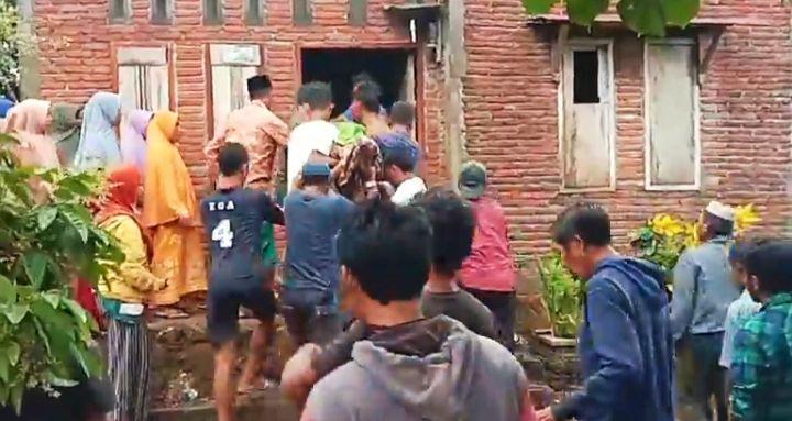 Dua Warga Bima Disambar Petir saat Berteduh di Dalam Gubuk