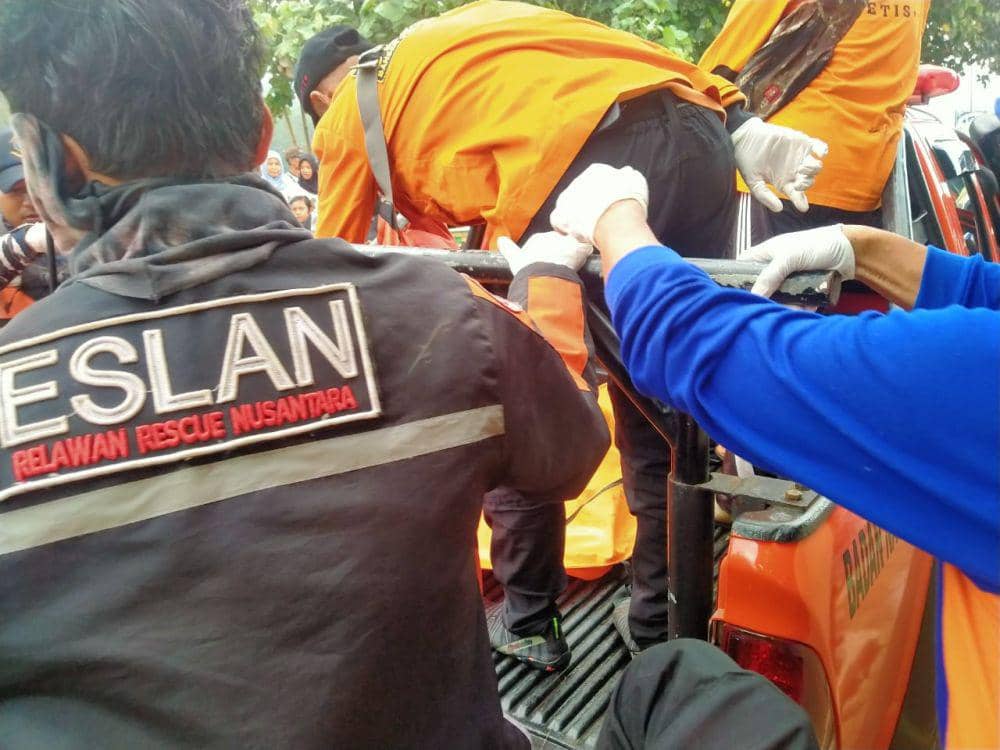 Relawan gabungan SAR Cilacap mengangkut kantong jenazah berisi tubuh Altaf yang sudah ditemukan di perairan Pantai Jetis. (IDN Times/Dok Humas Basarnas Cilacap)