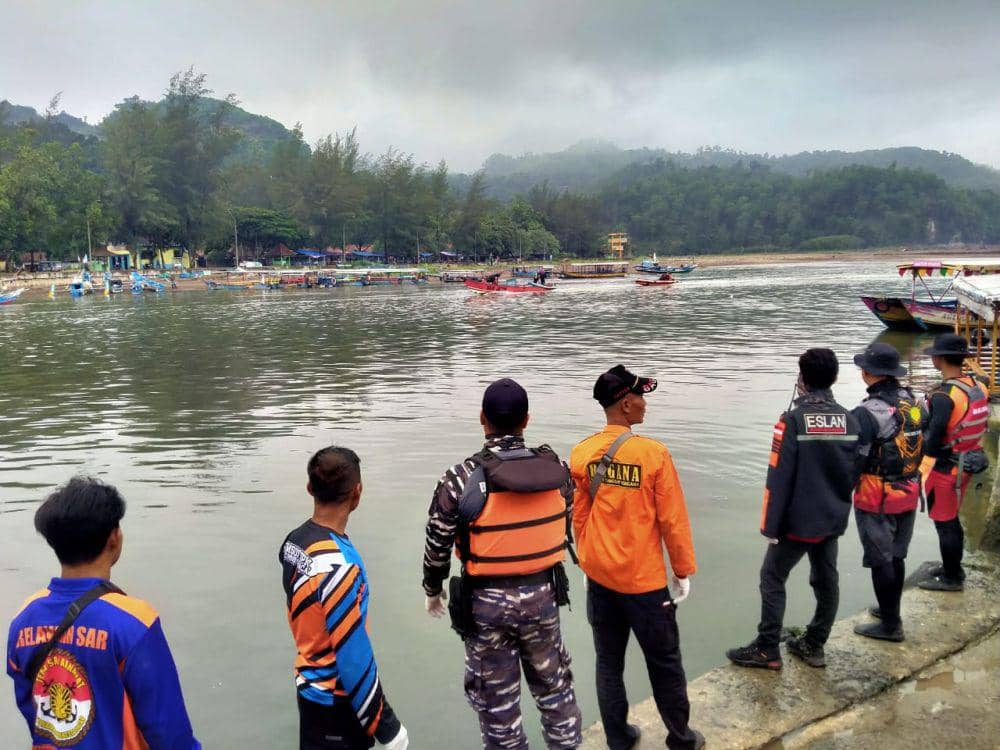 Regu SAR yang berasal dari unsur Basarnas, Potensi SAR dan Polair Cilacap saat melakukan evakuasi terhadap jenazah Altaf di perairan Pantai Jetis Cilacap. (IDN Times/Dok Humas Basarnas Cilacap)