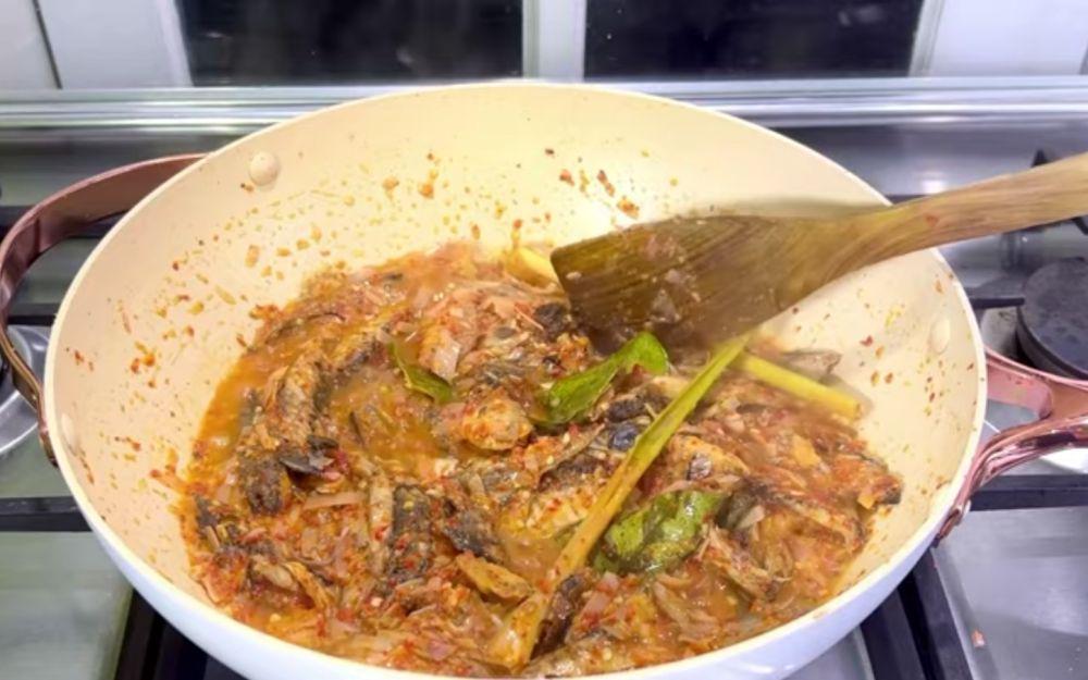 Membuat pindang tongkol kecombrang (youtube.com/Ceceromed Kitchen)
