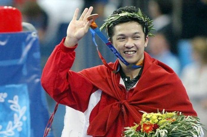 potret Taufik Hidayat meraih medali emas Olimpiade (bolasport.com)