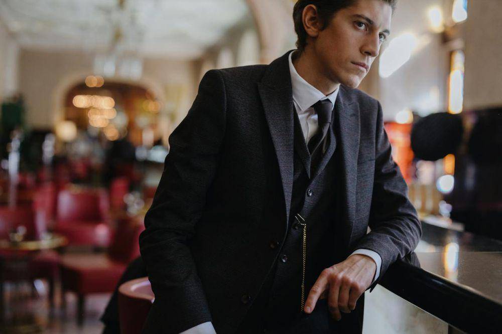 Ilustrasi suit jacket - tren fashion pria 2024 (pexels.com/Cottonbro Studio)