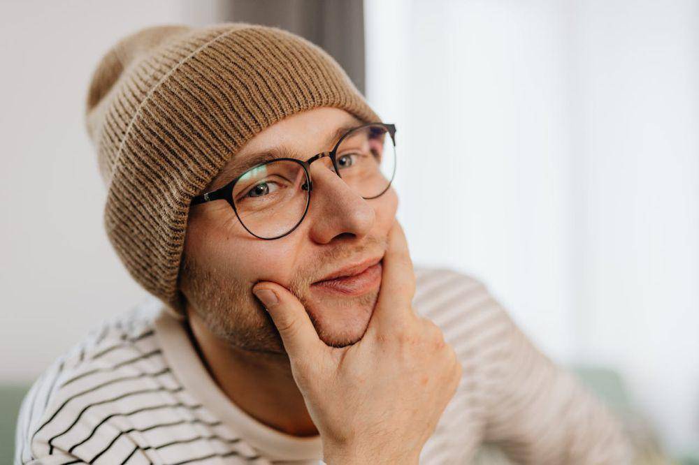 Ilustrasi beanie hat - tren fashion pria 2024 (pexels.com/Karolina Grabowska)
