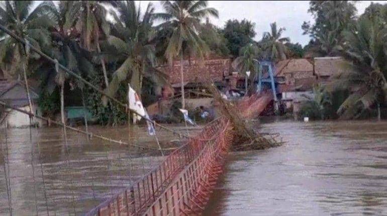 (Jembatan gantung penghubung dua desa di Muratara yang putus karena ditabrak rumpun bambu hanyut) IDN Times/istimewa