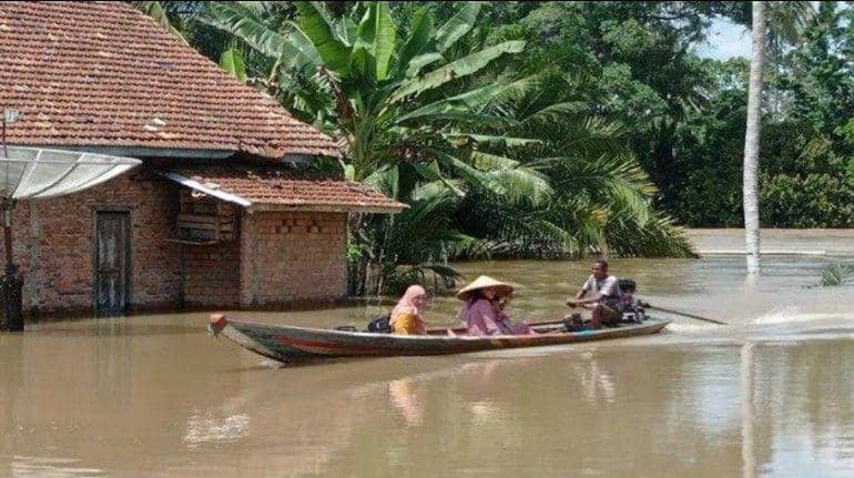 (Warga gunakan perahu akibat jembatan gantung penghubung dua desa di Muratara yang putus karena ditabrak rumpun bambu hanyut) IDN Times/istimewa