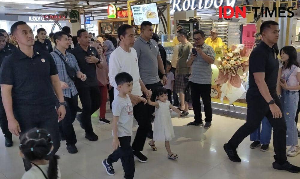 Akhir Tahun, Jokowi Kembali Ajak Cucu Main ke Mall