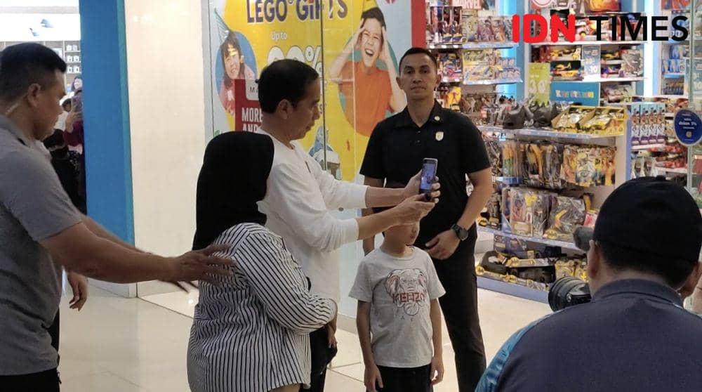 Presiden Jokowi dan La Lembah kembali main ke Solo Paragon Mall. (IDN Times/Larasati Rey)