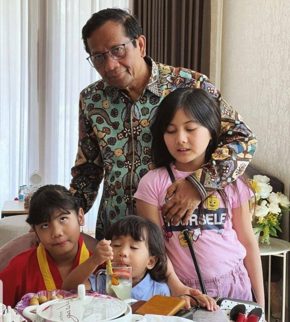 Menko Polhukam, Mahfud MD ketika menghabiskan waktu bersama tiga cucu di Jakarta. (www.instagram.com/@mohmahfudmd)
