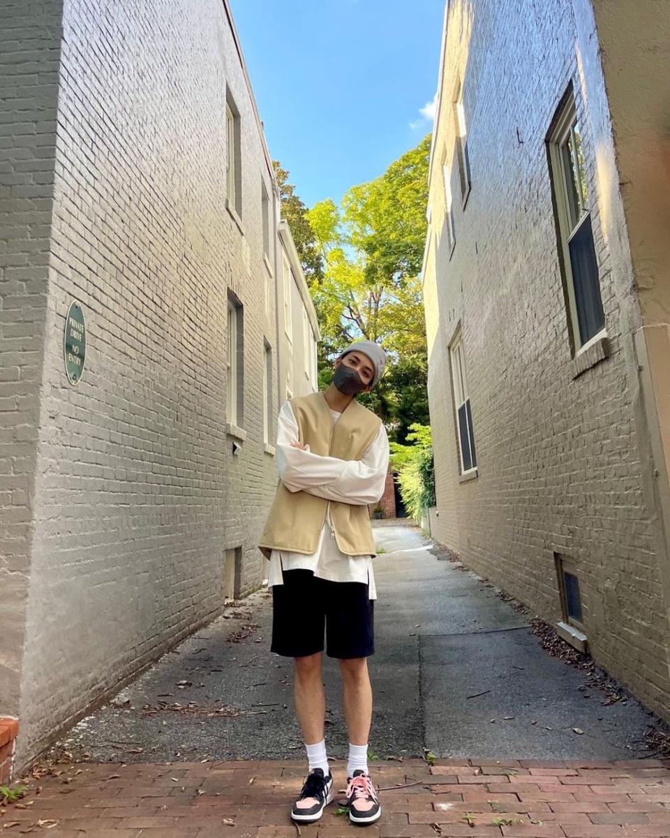short pants ala Jeonghan SEVENTEEN (instagram.com/jeonghaniyoo_n)
