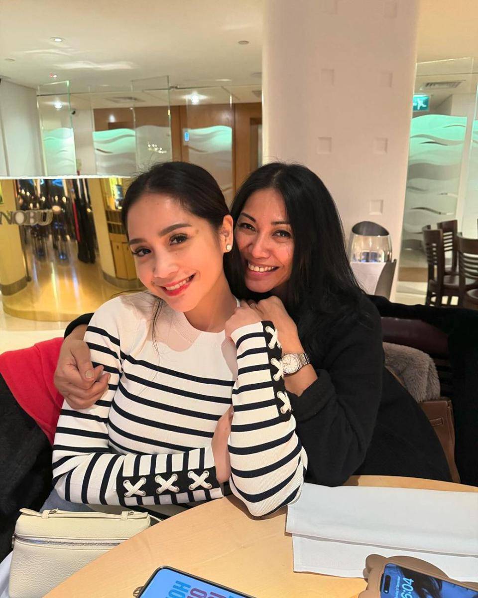 potret keluarga Raffi Ahmad bertemu dengan keluarga Anggun di London (instagram.com/raffinagita1717)