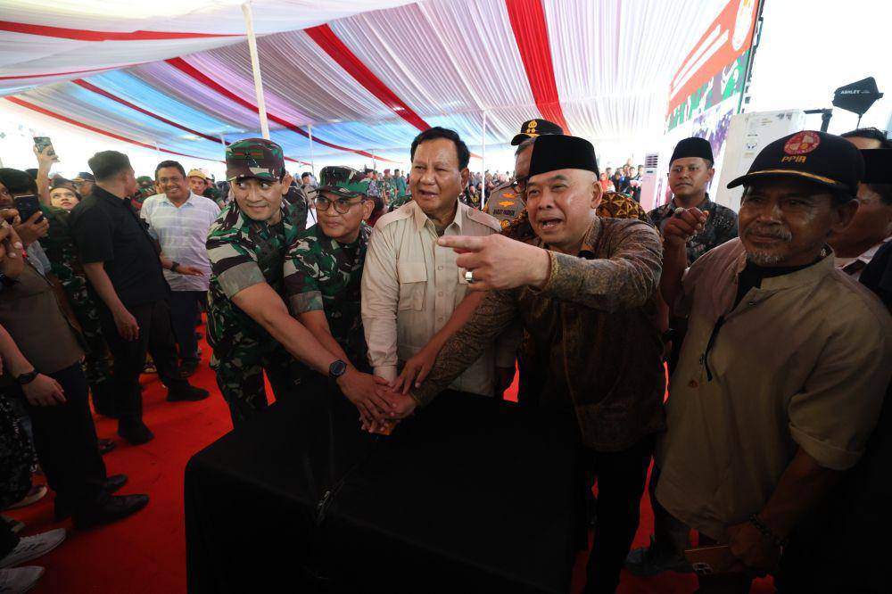 Prabowo saat meresmikan sembilan titik bantuan sumber air bersih di Desa Karanganyar, Jampang Kulon, Sukabumi pada Sabtu (30/12/2023). (Dok. TKN Prabowo-Gibran)