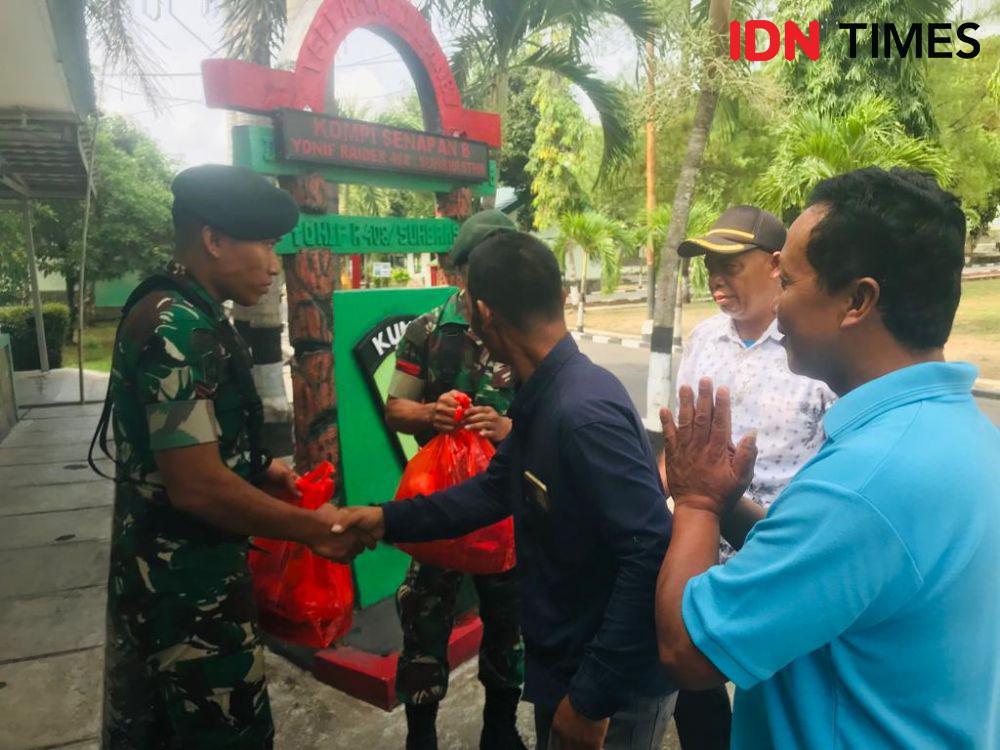 Keluarga korban penganiayaan yang dilakukan oknum TNI kembalikan bingkisan ke Markas Kompi B Yonif 408 Boyolali, Minggu (31/`12/2023). (IDN Times/Bandot Arywono)