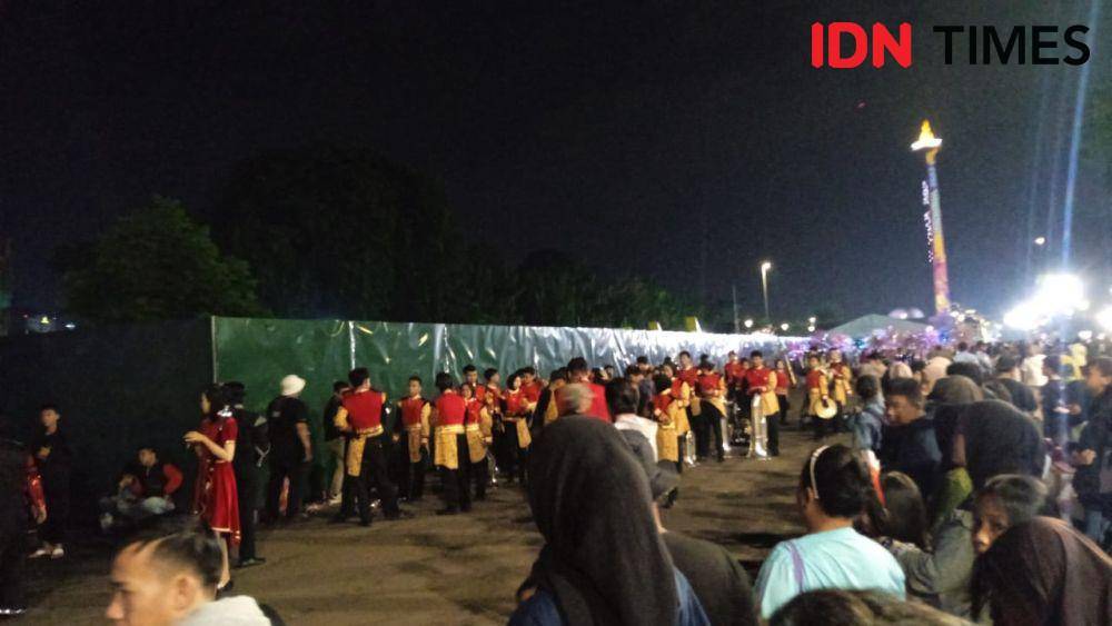 Keramaian warga yang akan merayakan malam pergantian tahun di Monas, Jakarta Pusat, Minggu (31/12/2023).