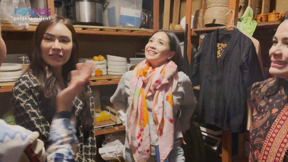 potret Nagita Slavina jadi pelayan restorannya di Paris (youtube.com/ransentertainment)