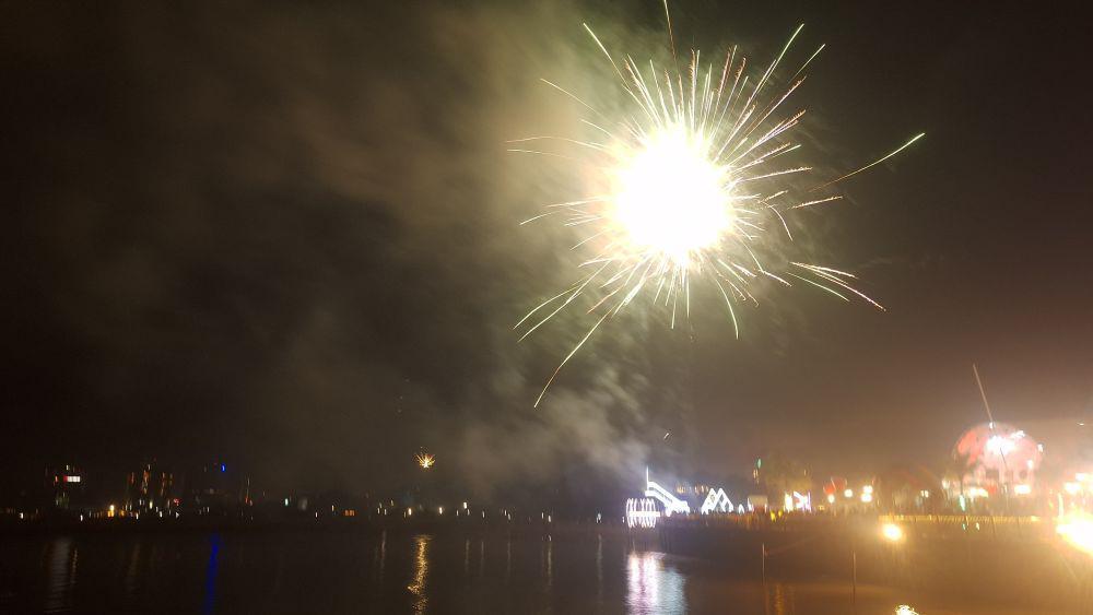 Potret Kembang Api Malam Tahun Baru 2024 di Balikpapan