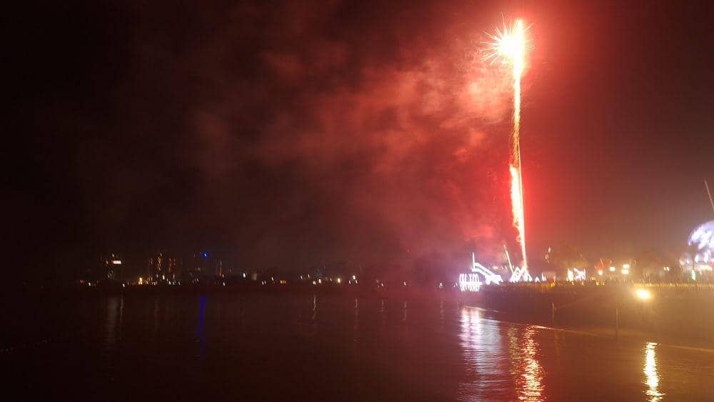 2 Ribu Tembakan Kembang Api Warnai Tahun 2024 di Pantai Balikpapan