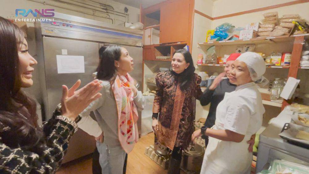potret Nagita Slavina jadi pelayan restorannya di Paris (youtube.com/ransentertainment)