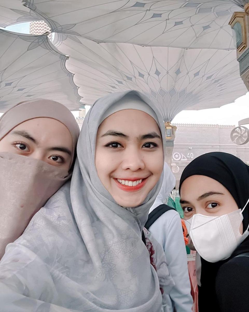 potret Oki Setiana Dewi dan kedua adiknya (instagram.com/okisetianadewi)