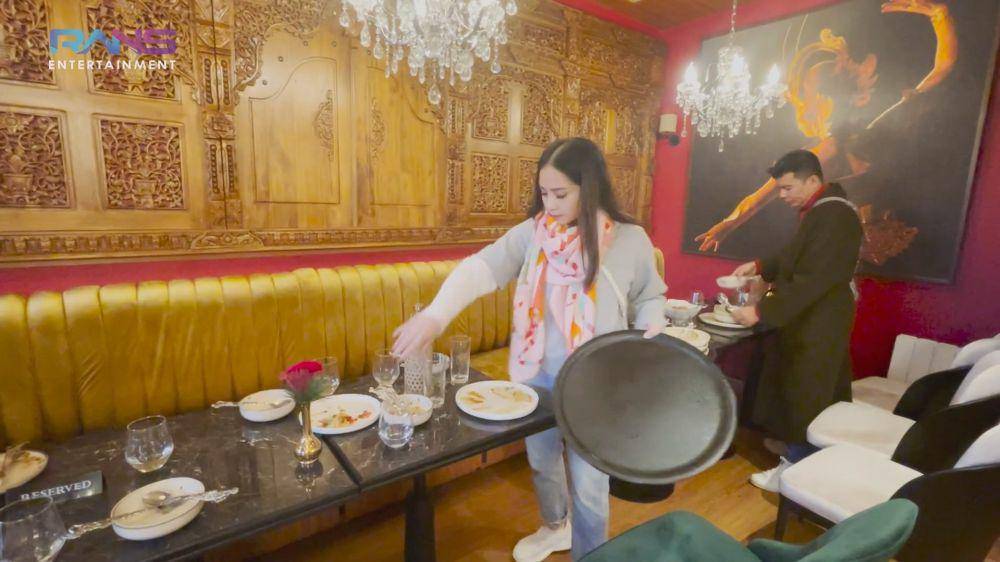 potret Nagita Slavina jadi pelayan restorannya di Paris (youtube.com/ransentertainment)