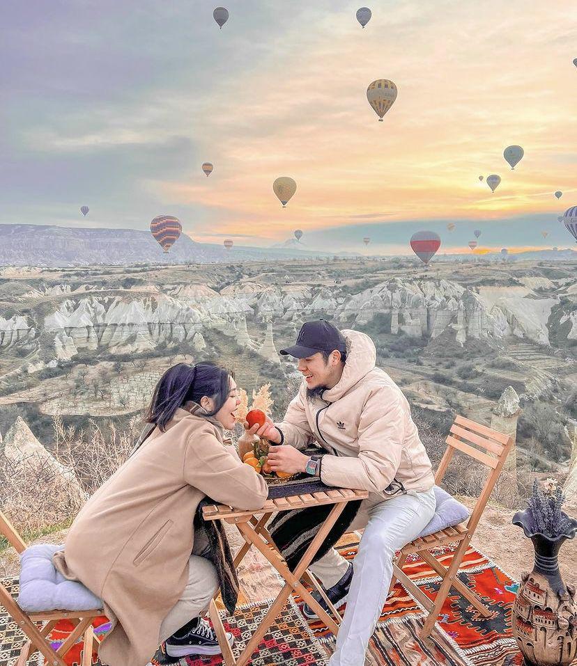 potret Via Vallen dan suami di Cappadocia (Instagram.com/chevra_yo88)