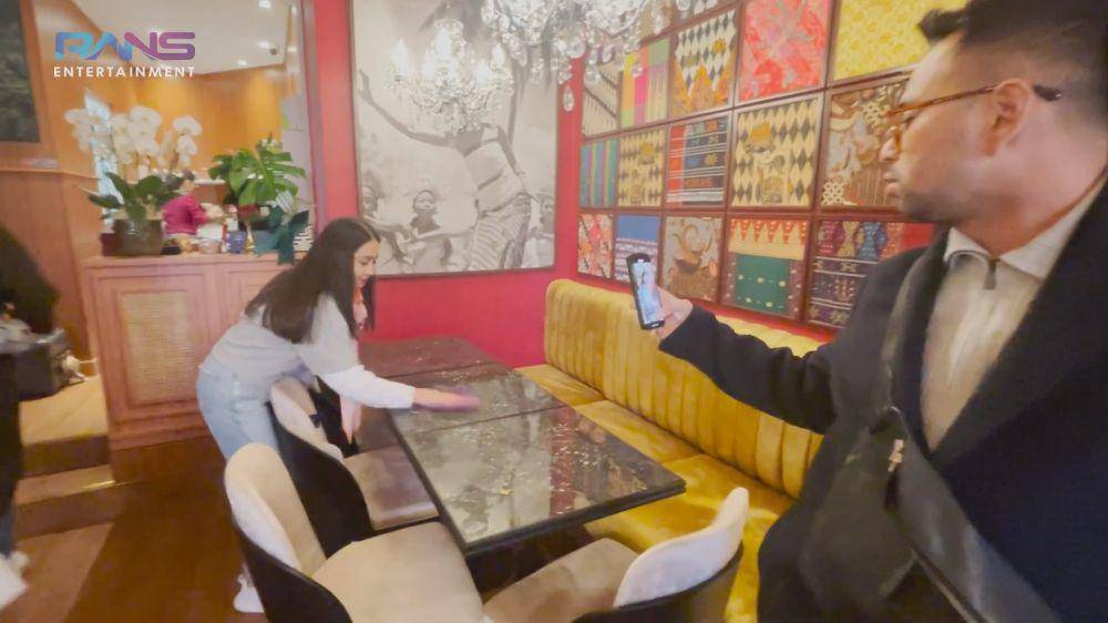 potret Nagita Slavina jadi pelayan restorannya di Paris (youtube.com/ransentertainment)