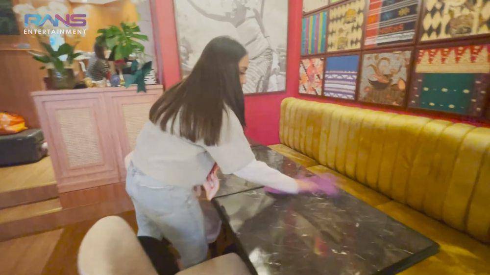 potret Nagita Slavina jadi pelayan restorannya di Paris (youtube.com/ransentertainment)