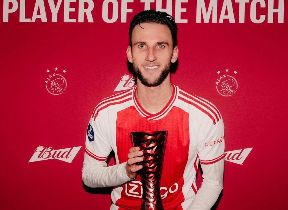 Branco van den Boomen ketika mendapat penghargaan man of the match di Eredivisie. (instagram.com/afcajax)