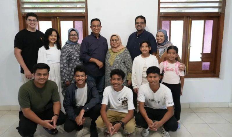 Calon Presiden (Capres) Anies Rasyid Baswedan (tengah) berfoto bersama keluarga di rumah Pahlawan Nasional Abdurrahman (AR) Baswedan di Yogyakarta, Senin (1/1/2024) (Dok. Timnas AMIN)