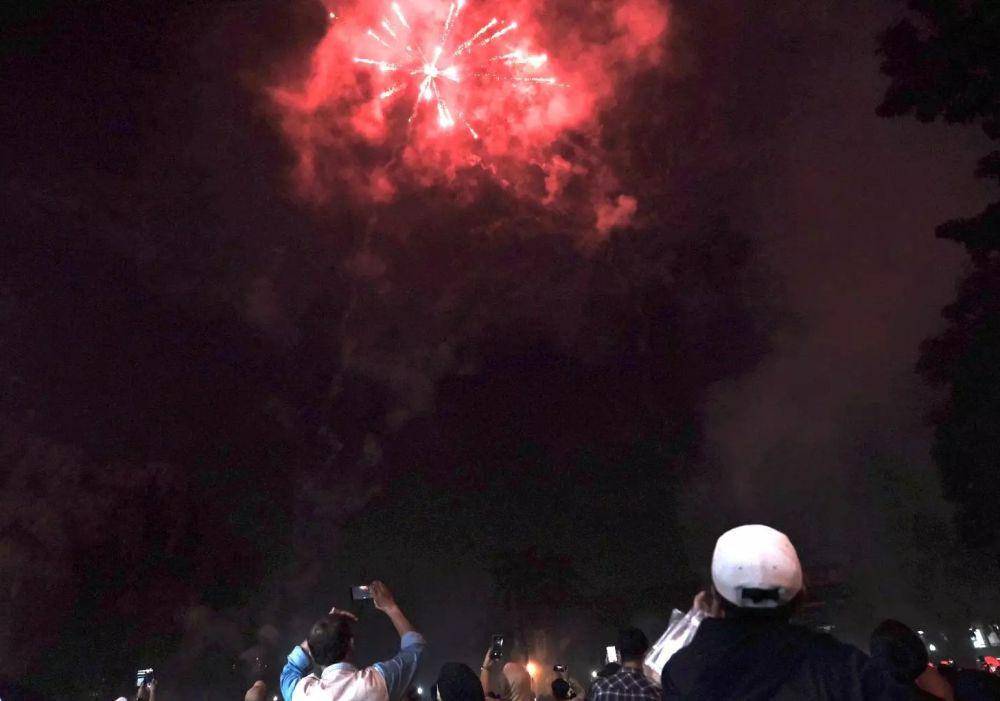 Perayaan kembang api di lapangan Balai Kota Depok pada malam tahun 2024. (Diskominfo Kota Depok)